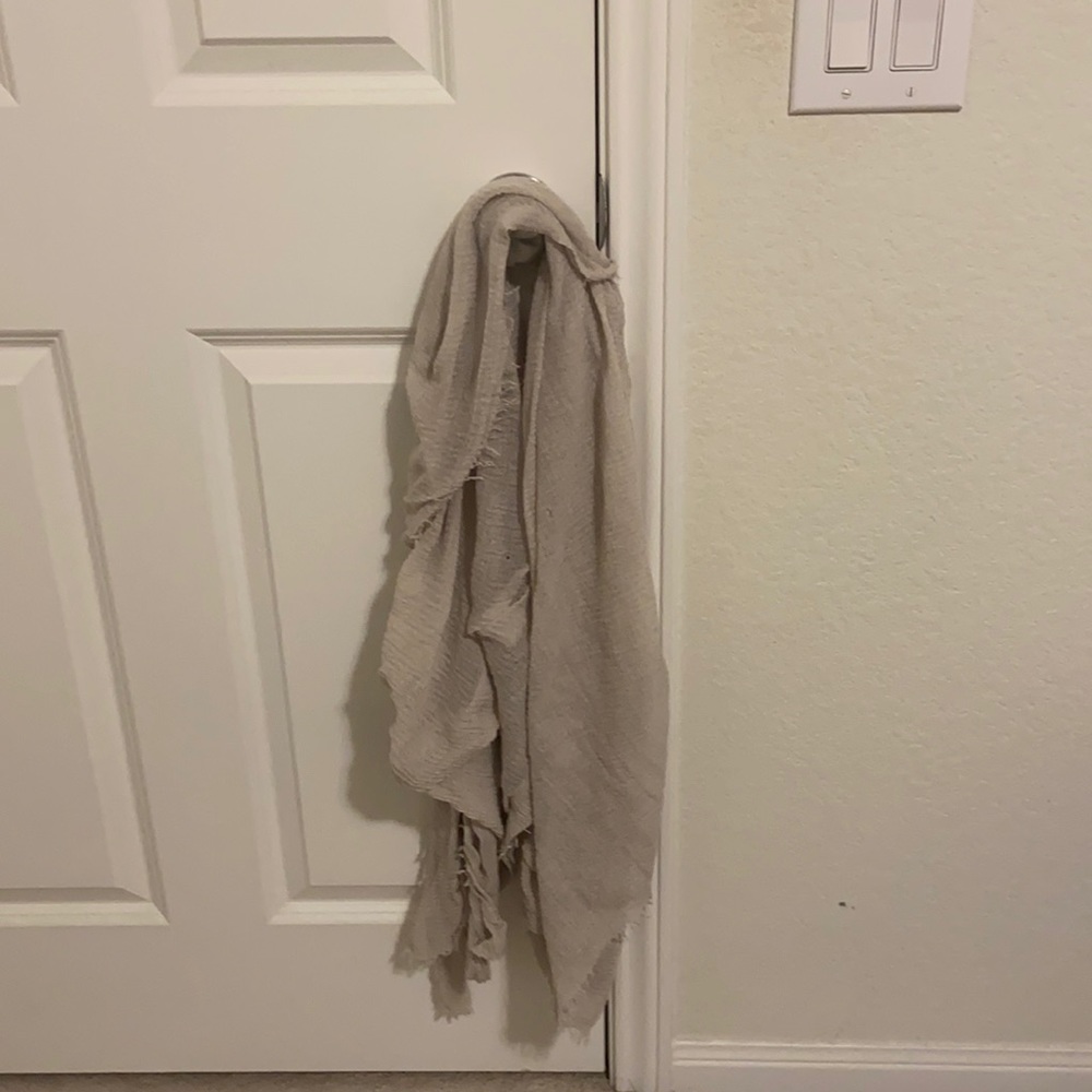 Gray crinkle hijab